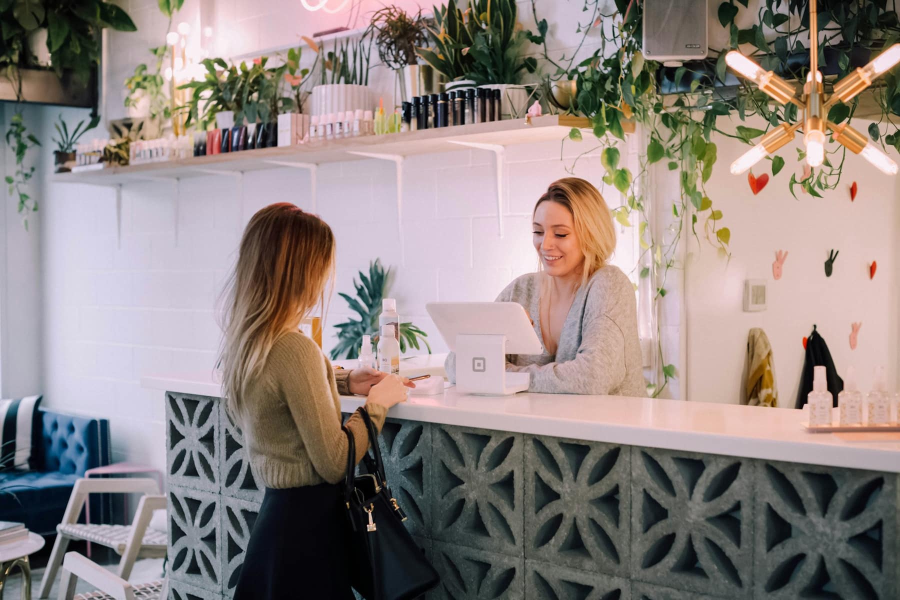 L’accueil du salon, une cliente au comptoir