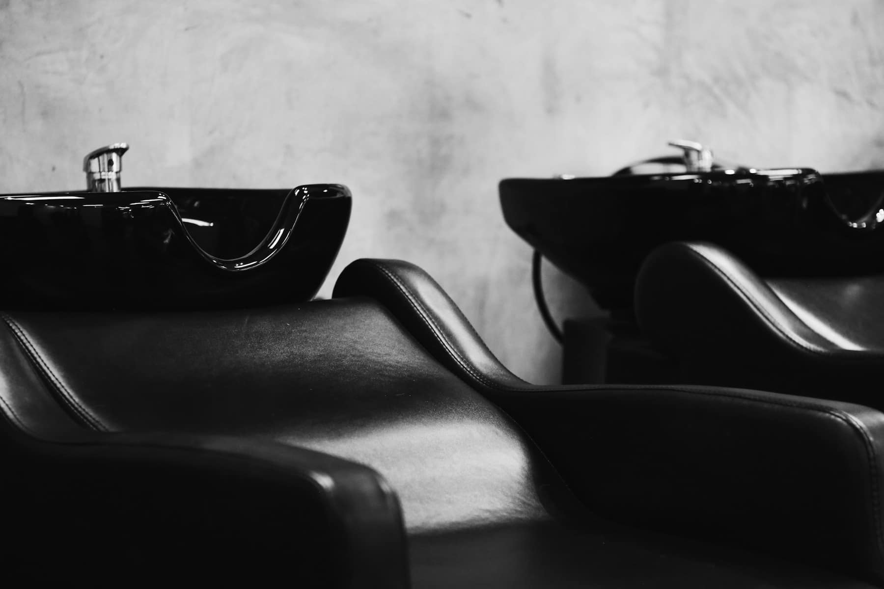 Les bacs à shampoing, où se fait le rituel cuir chevelu