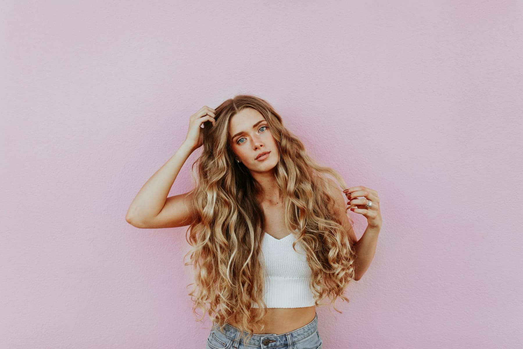 Balayage miel sur cheveux longs ondulés
