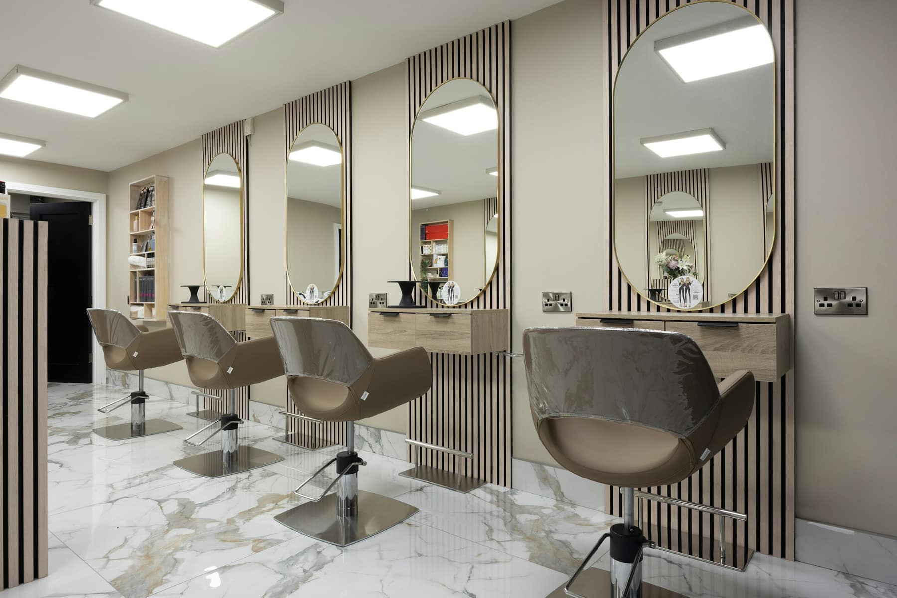 Les fauteuils et les miroirs en arche du salon