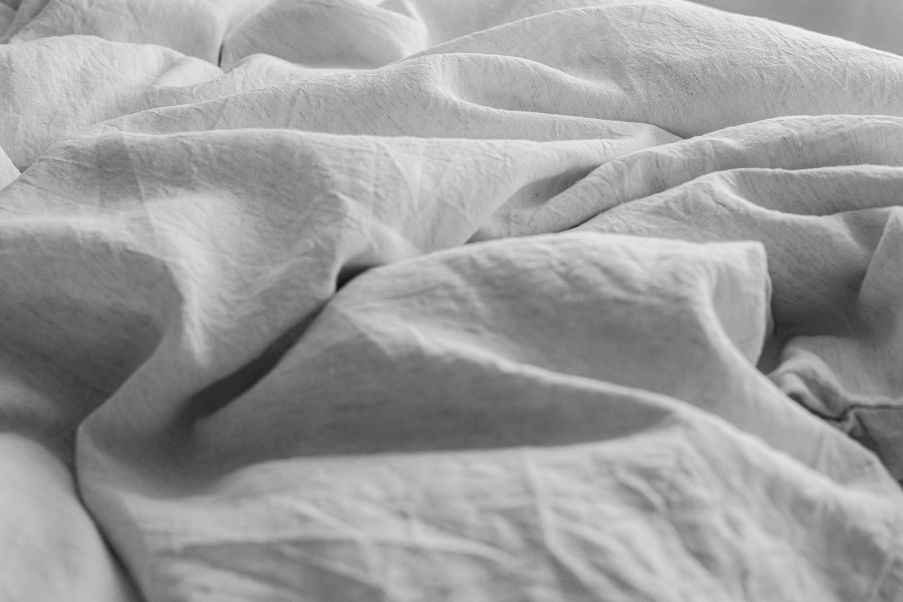 Des draps en lin froissés, gris clair