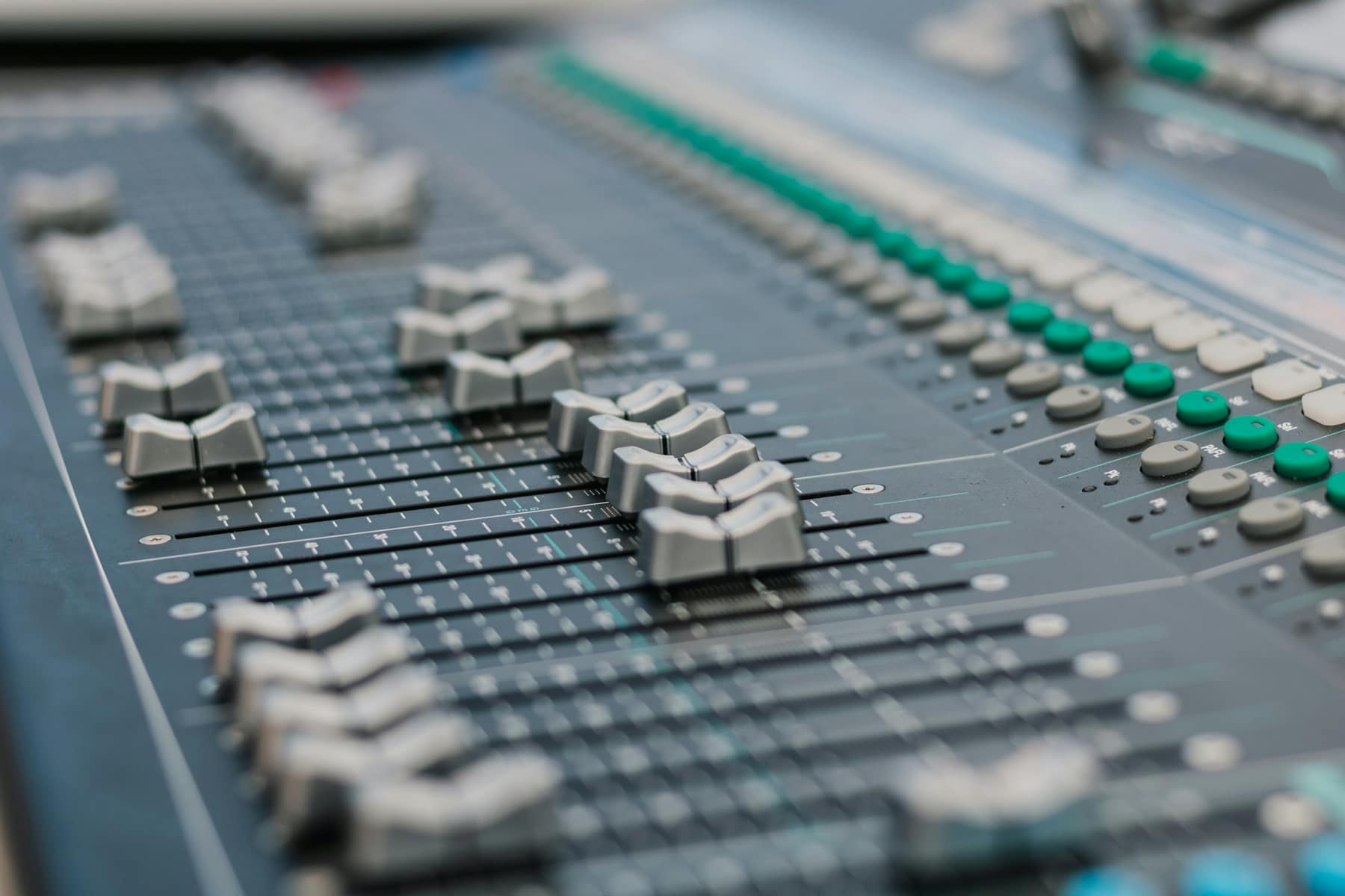 Une console de mixage, faders alignés