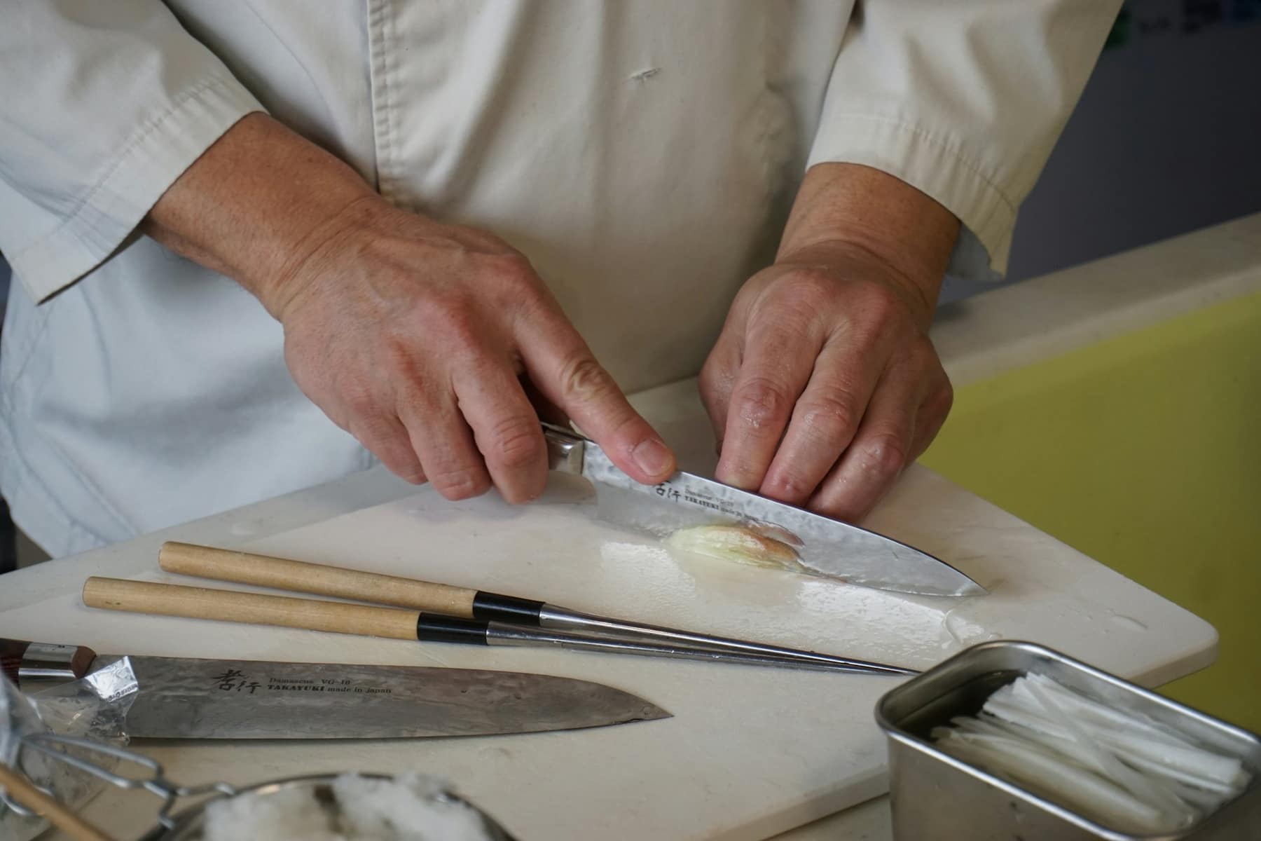 Mains du cuisinier en pleine préparation