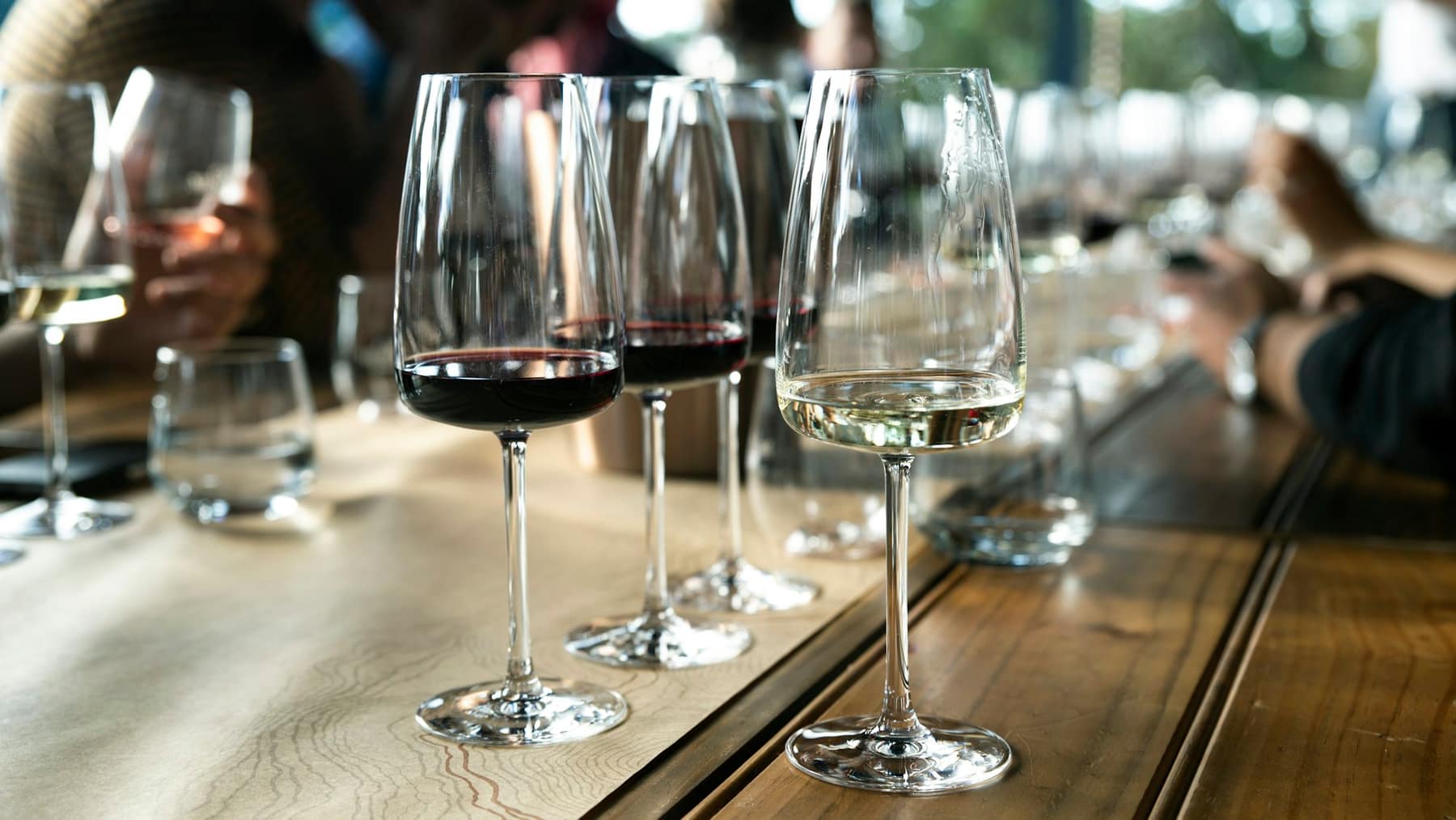Verres de vin sur le comptoir